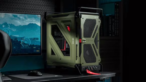 CORSAIR WARTHOG Airflow verde oliva montado en un escritorio gaming con diseño industrial y asas integradas