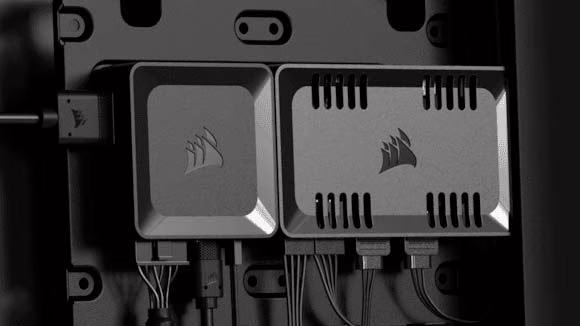 Controladores CORSAIR instalados detrás de la bandeja de la placa base para la integración iCUE LINK del WARTHOG