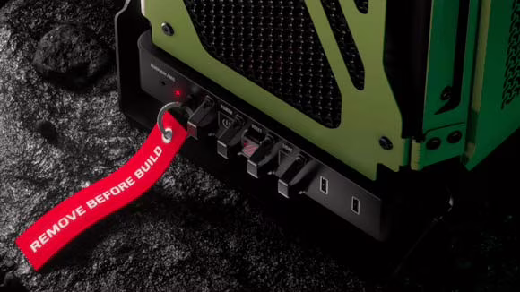 Panel frontal del CORSAIR WARTHOG con interruptores estilo avión de combate y etiqueta REMOVE BEFORE BUILD