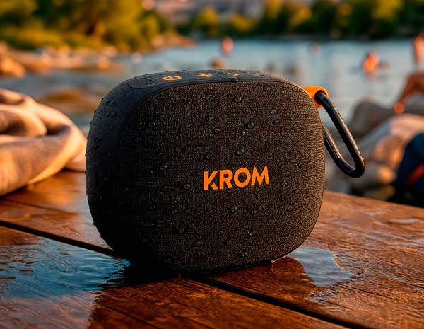 Krom Groovy al aire libre con gotas de agua sobre su superficie y protección frente a salpicaduras IPX5