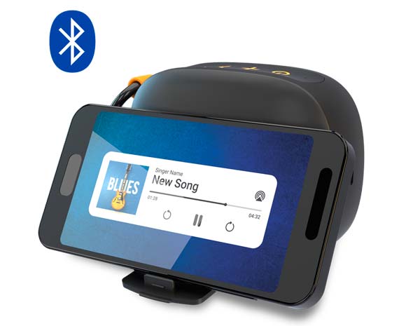 Krom Groovy utilizando su soporte integrado para sujetar un smartphone conectado por Bluetooth