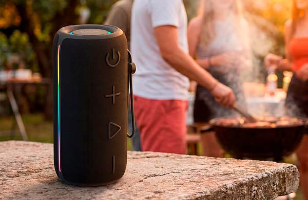 Krom Jammin reproduciendo música en una reunión al aire libre con su iluminación RGB encendida