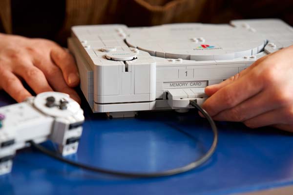 Mando original de PlayStation recreado en LEGO y conectado a la consola