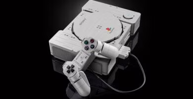 LEGO PlayStation recreando la consola original y su mando con 1.911 piezas
