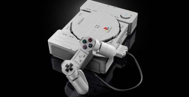 LEGO PlayStation recreando la consola original y su mando con 1.911 piezas
