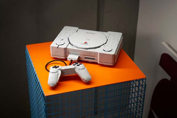 LEGO PlayStation montada casi a escala 1:1 con 26 centímetros de anchura