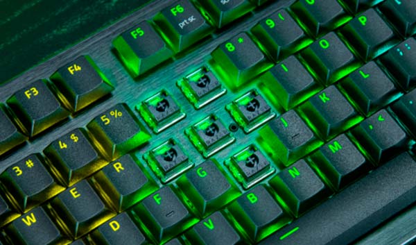 Switches ópticos analógicos de perfil bajo del Razer Huntsman V3 Pro con actuación ajustable