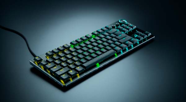 Detalle del diseño de perfil bajo y formato Tenkeyless del Razer Huntsman V3 Pro 8KHz