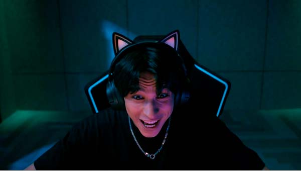 Razer Kiyo V2 Pro colocada sobre un monitor con sensor Sony STARVIS 2 y vídeo 4K a 60 FPS
