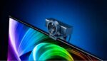 Razer Kiyo V2 Pro instalada en un setup de streaming con monitor, micrófono y aro de luz