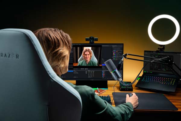 Streamer utilizando la Razer Kiyo V2 Pro con autoencuadre por inteligencia artificial durante una retransmisión
