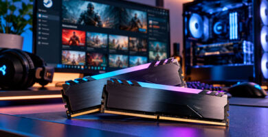 Dos módulos de memoria RAM junto a un PC gaming con Steam como referencia