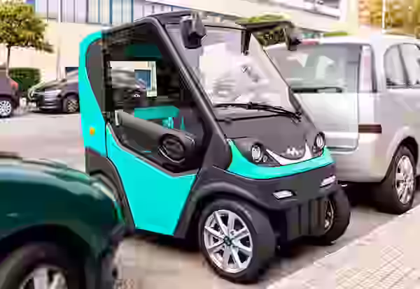 vehículo eléctrico Neno estacionado en la calle