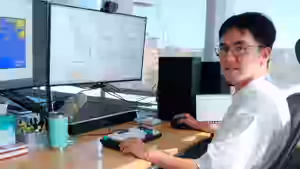 Joseph Kwon, investigador de Ohio State, junto a imágenes y datos del estudio de baterías de litio-telurio