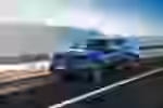 Nuevo BMW i3 50 xDrive 2026 circulando por carretera