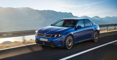 Nuevo BMW i3 50 xDrive 2026 circulando por carretera