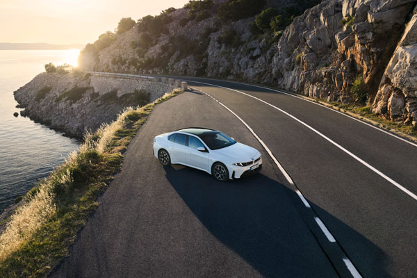 BMW i3 50 xDrive 2026 con hasta 912 kilómetros de autonomía WLTP