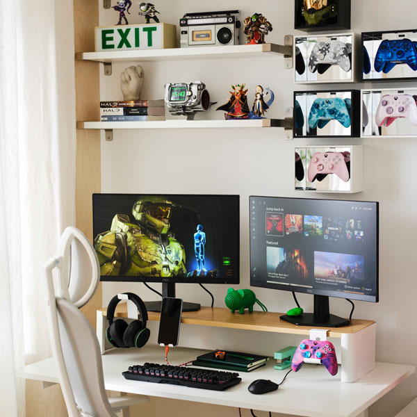 Zona gaming con soporte para monitor y accesorios de la colección IKEA Xbox YXSTABY