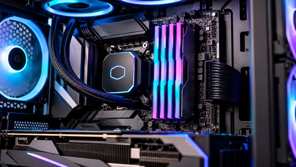Interior de un PC gaming moderno que ilustra la transición hacia 32 GB de RAM como configuración habitual