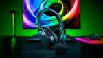 Auriculares Razer Barracuda V2 Pro sobre un escritorio gaming con iluminación RGB