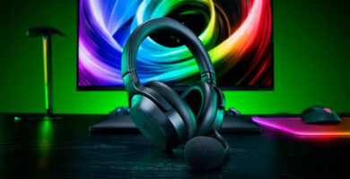 Auriculares Razer Barracuda V2 Pro sobre un escritorio gaming con iluminación RGB
