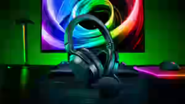 Auriculares Razer Barracuda V2 Pro sobre un escritorio gaming con iluminación RGB