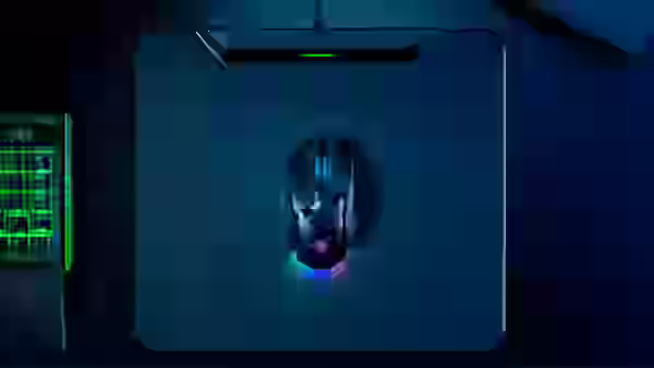 Razer Basilisk V4 Pro visto desde arriba con iluminación Chroma RGB en un escritorio gaming