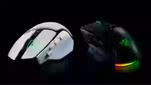Razer Basilisk V4 Pro en versiones negra y blanca con iluminación Chroma RGB