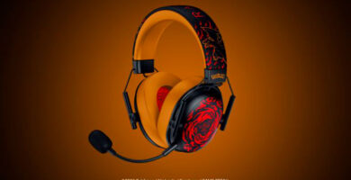 Razer BlackShark V3 X HyperSpeed Charizard Edition con diseño naranja y negro inspirado en Pokémon