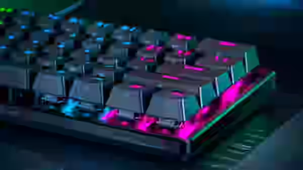 Detalle del Razer Huntsman V3 Pro Mini 8KHz con iluminación RGB y diseño compacto