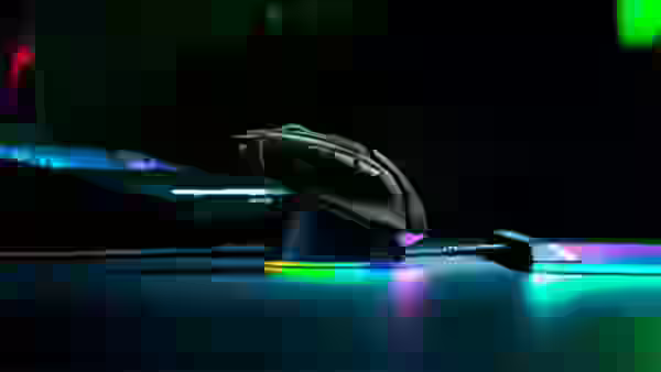 Razer Basilisk V4 Pro colocado sobre la base de carga Razer Mouse Dock V2 Pro