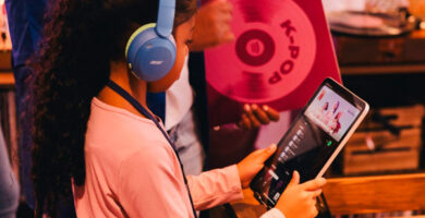 Menor utilizando Spotify con una cuenta administrada y controles parentales