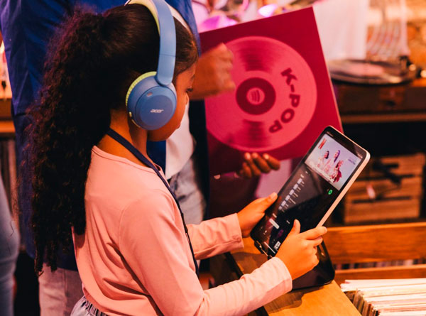 Menor utilizando Spotify con una cuenta administrada y controles parentales