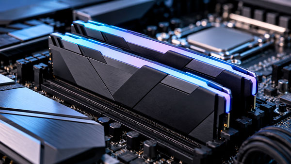 Dos módulos de memoria RAM representando los 32 GB más habituales entre jugadores de Steam
