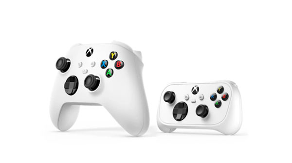 Foto oficial del Xbox Nano Controller comparado con un mando Xbox Wireless Controller