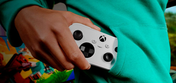 Foto oficial de una persona utilizando el Xbox Nano Controller con su formato compacto