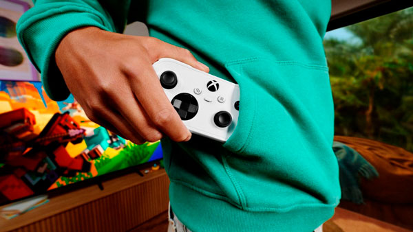 Foto oficial del Xbox Nano Controller guardándose en un bolsillo para jugar fuera de casa